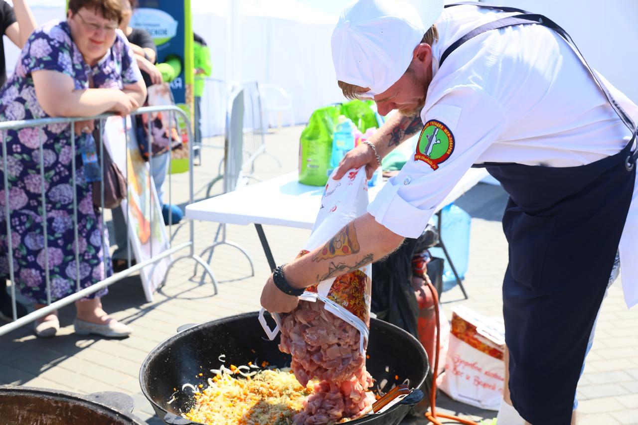 Фото Октябрьская птицефабрика рассказала, как новосибирцы готовили крупнейшую в мире яичницу 4 - Сиб.ФМ Фото Октябрьская птицефабрика рассказала, как новосибирцы готовили крупнейшую в мире яичницу 4